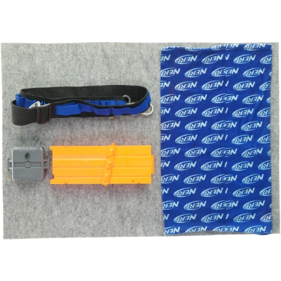 Forskelligt nerf udstyr fra NERF (str. 49 x 25 og 22 x 9 og 120 x 5 og 8 x 8cm)